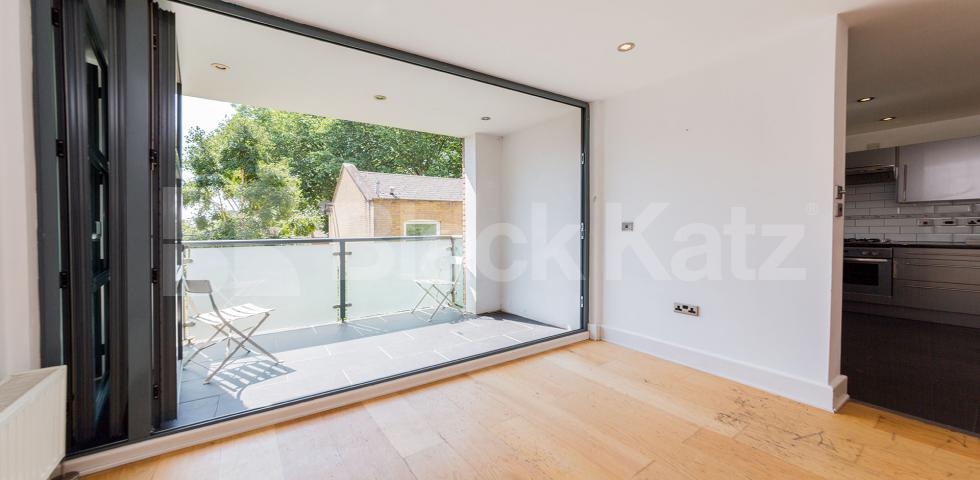 			STUNNING SPACIOUS LIVE WORK STUDIO APARTMENT, 1 Bedroom, 1 bath, 1 reception Flat			 Bethnal Green Road , BETHNAL GREEN-SHOREDITCH 